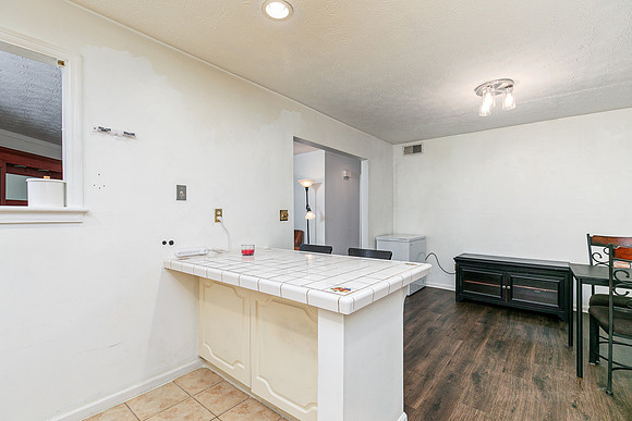 701 Parkaire Xing-12