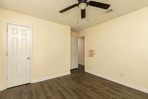 1898 Live Oak Dr-19