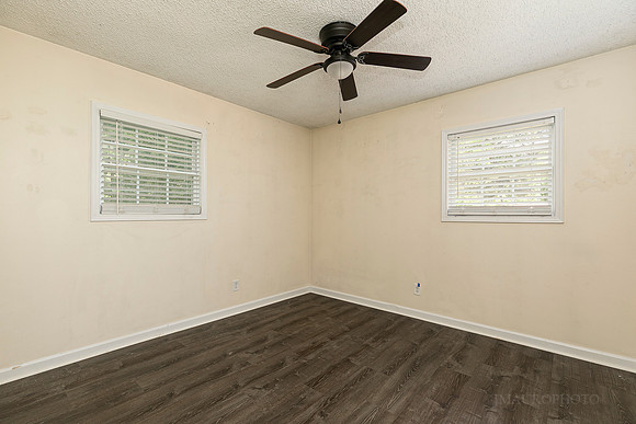1898 Live Oak Dr-20