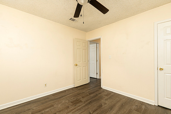 1898 Live Oak Dr-21