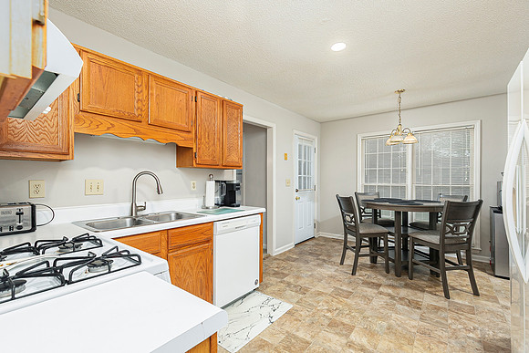 5216 Glendoara Ct-10