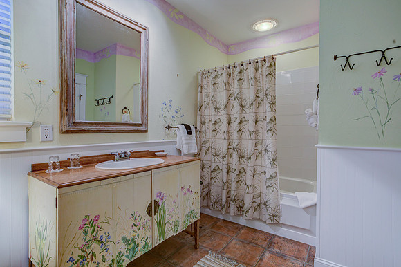 Guest Room 3-13