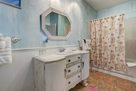 Guest Room 1-15